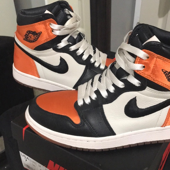 WOMENS JORDAN 1s SATIN SHATTERED BACKBORDS - Picture 2 of 8